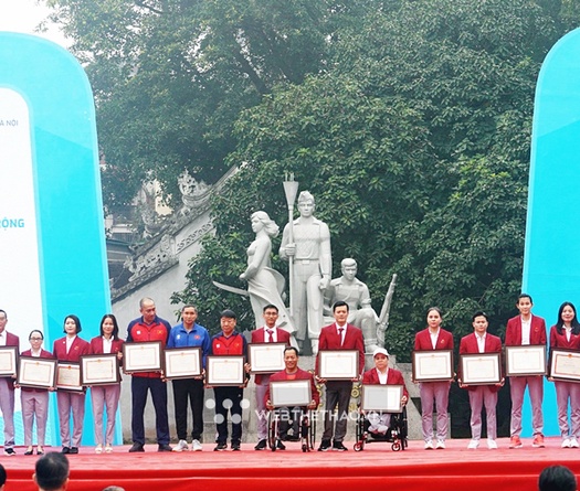 Gần 5000 người tham dự Lễ phát động Ngày chạy Olympic, giải chạy báo Hànộimới mở rộng 2024