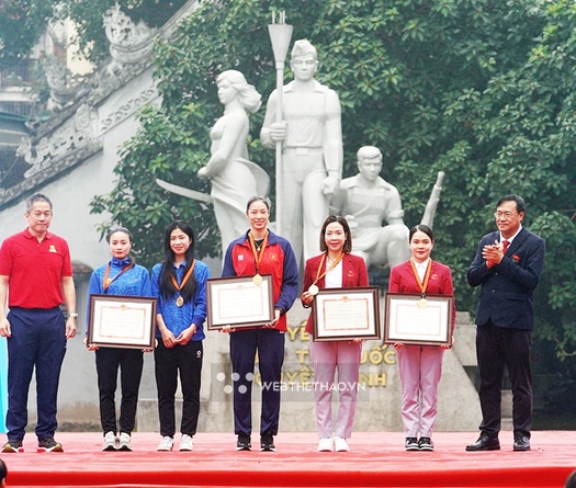 Vinh danh các VĐV, HLV tiêu biểu năm 2023 nhân phát động Ngày chạy Olympic vì sức khỏe toàn dân