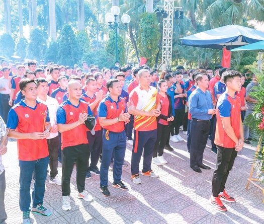 Nguyễn Thị Oanh và 200 VĐV, HLV thể thao Việt Nam dâng hương tưởng nhớ các anh hùng, liệt sĩ trước ASIAD 19
