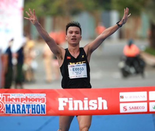 Đỗ Quốc Luật 8 năm liền vô địch 10km quốc gia, sắp cân bằng kỷ lục của tượng đài Bùi Lương
