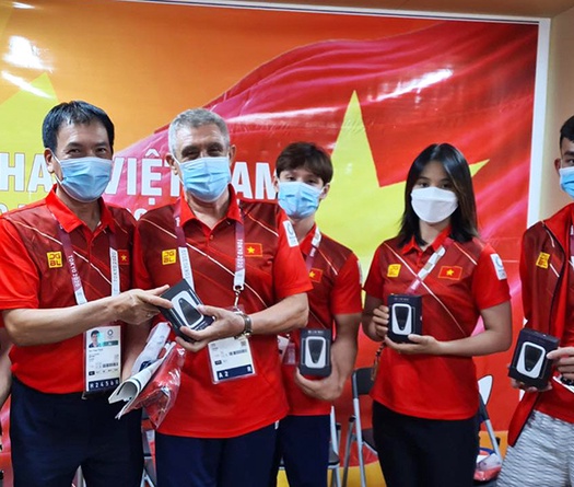 Hội người Việt tại Nhật Bản tặng quà đoàn thể thao Việt Nam dự Olympic 2021