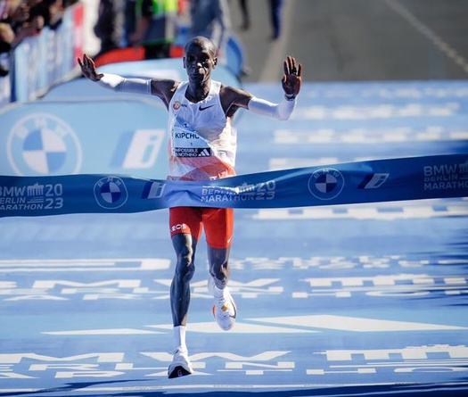 Không phá kỷ lục thế giới chạy 42,195km, Eliud Kipchoge vẫn đi vào lịch sử Berlin Marathon