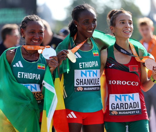 Đánh bại đối thủ Kenya, hai cô gái Ethiopia thắng lớn chạy marathon giải điền kinh thế giới 2023