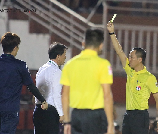 Thầy Công Phượng phản ứng cực gắt trọng tài trận derby trên sân Thống Nhất
