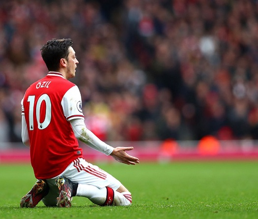 Arsenal tính học MU nhằm tống tiễn Oezil