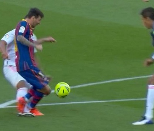 Barca liệu có mất phạt đền khi Casemiro đốn ngã Messi?
