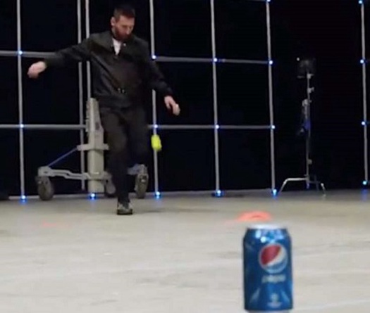 Messi thực hiện cú sút khó tin trong quảng cáo cho Pepsi