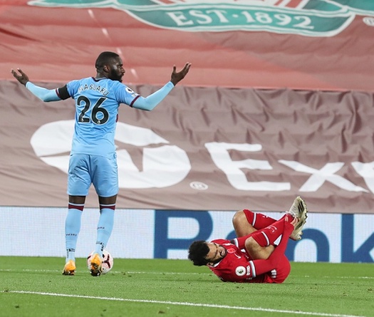 Salah lại bị cáo buộc ăn vạ kiếm phạt đền cho Liverpool