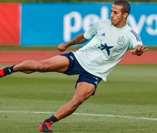 2 ngôi sao Tây Ban Nha gây choáng với khả năng điều khiển bóng