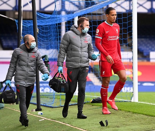 Liverpool khốn đốn khi Van Dijk và Thiago đều nhập viện