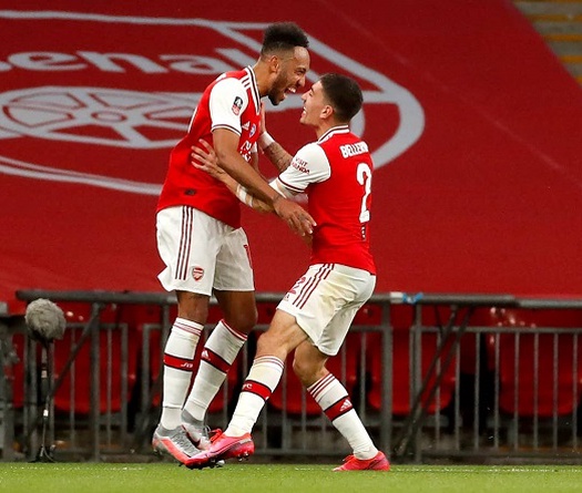 Aubameyang lập cú đúp cho Arsenal và áp sát thành tích của Salah