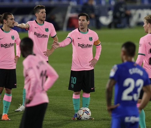 HLV Barca bực tức khi phải đá sân khách lúc 9 giờ tối