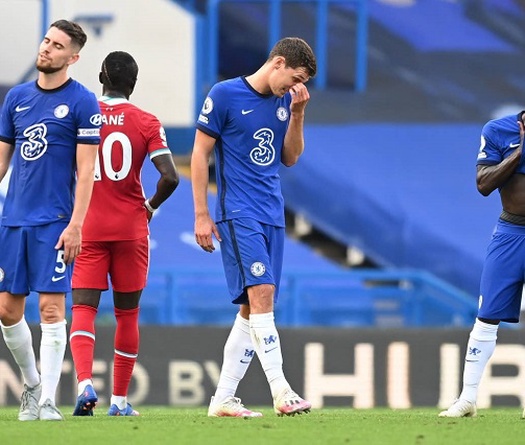 Hậu vệ Chelsea “chơi bóng bầu dục” với Mane và VAR không tha thứ