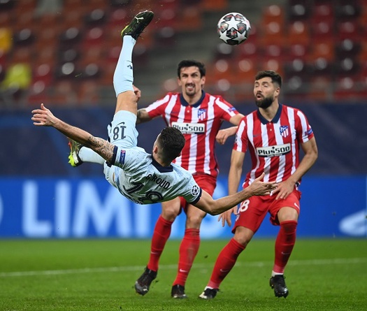 Giroud ghi bàn “xe đạp chổng ngược” được so sánh với Ronaldo