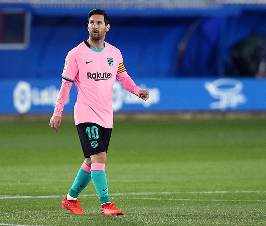 Messi bị Alaves sử dụng chiến thuật bất ngờ để ngăn chặn đá phạt 