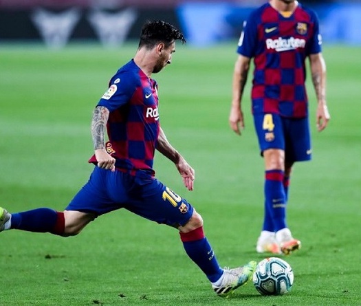 Messi đá phạt tuyệt đẹp để tiếp tục dẫn đầu châu Âu