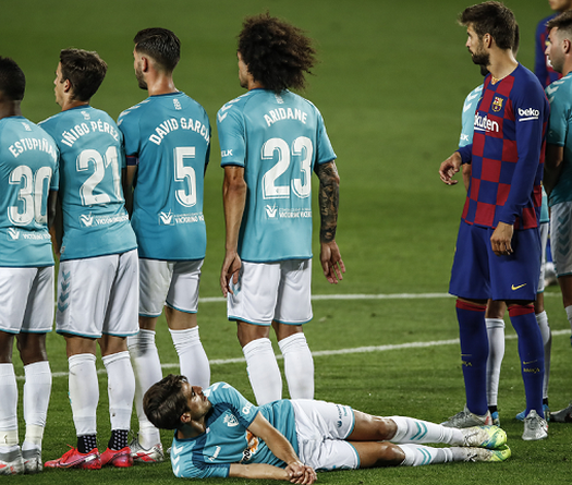 Các đối thủ dùng chiến thuật nào để ngăn cản Messi sút phạt?