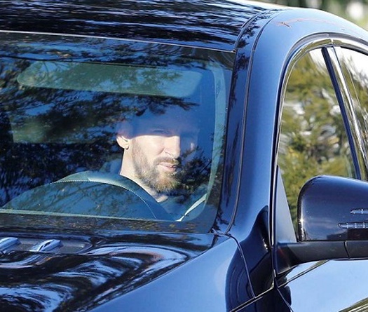 Hình ảnh Messi lần đầu tiên đến tập trung cùng Barca