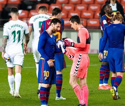 Phản ứng bất ngờ của thủ môn Elche khi Messi đề nghị đổi áo