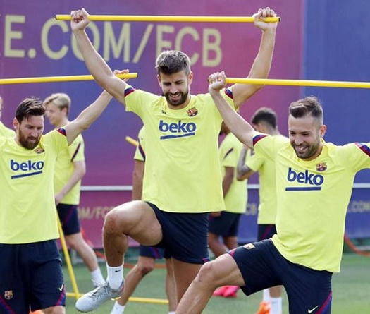 CĐV Barca thở phào thấy Messi trên sân tập với băng bảo vệ