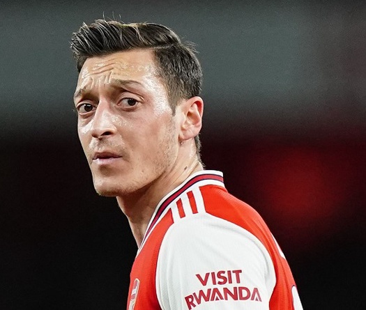 Tại sao Mesut Ozil không được ra sân ở trận Arsenal vs Man City?