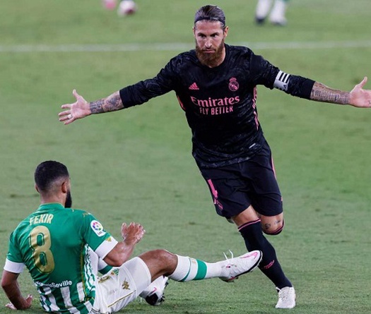 Ramos bỏ lỡ khó tin cho Real Madrid và chuộc lỗi bằng Panenka
