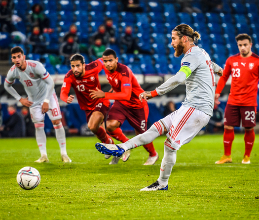 Ramos bỏ lỡ cơ hội bắt kịp kỷ lục sút phạt đền của Ronaldo