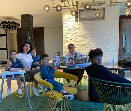 Ronaldo thở phào với kết quả xét nghiệm Covid-19 của bạn gái