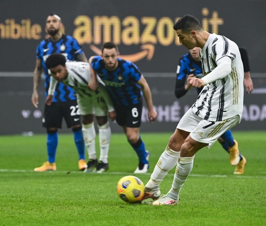 Xem Ronaldo phản ứng khi bị thay thế sau cú đúp cho Juventus