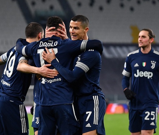 Messi gọi, Ronaldo trả lời với một cột mốc bàn thắng ngoạn mục