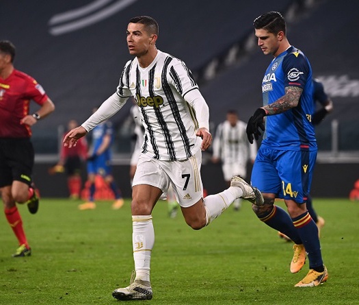 Ronaldo vượt qua kỷ lục của Pele bằng cú đúp cho Juventus