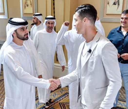 Ronaldo tập gym với con trai Tiểu vương ở Dubai và chờ nhận giải