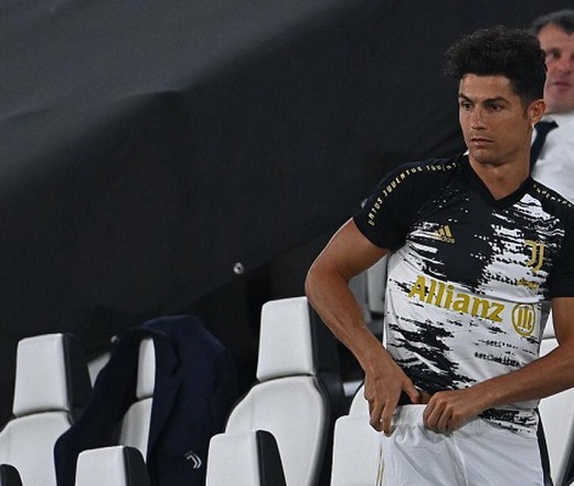 Cristiano Ronaldo cắt tóc mới trước trận gặp Lyon do mê tín?