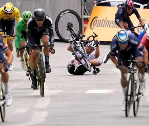 Lại xảy ra tai nạn khiến mấy tay đua bỏ cuộc, giải xe đạp lớn nhất thế giới Tour de France bị công kích nặng nề!