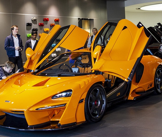 Bất ngờ về tình nghi húc nát đầu siêu xe có tiền chưa chắc mua được