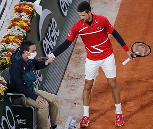 Đừng như thói quen: Djokovic lại đánh bóng trúng đầu trọng tài biên ở Roland Garros