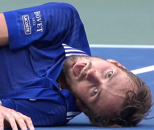 Giả làm cá chết khi vô địch giải tennis US Open: Medvedev khiêu khích Djokovic hay ý gì?