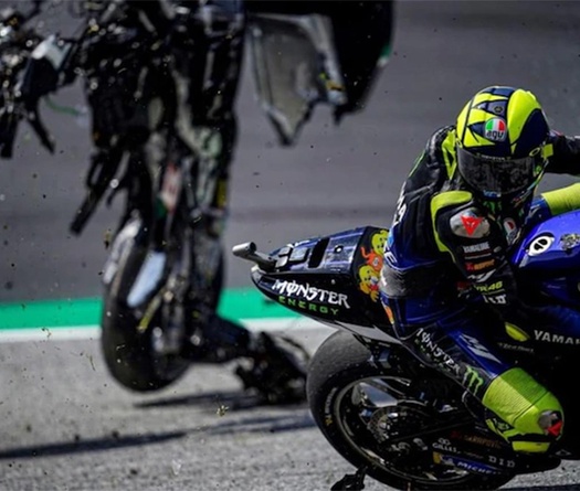 Xem ngay cảnh tay đua Valentino Rossi thoát chết trong đường tơ kẻ tóc giữa vụ đụng xe kinh hoàng