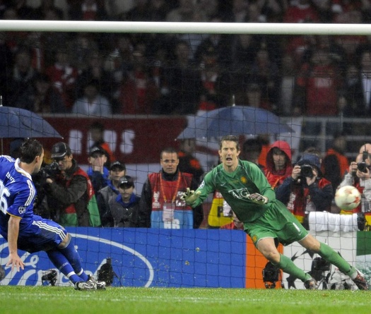 Tròn 12 năm Terry trượt chân khiến Chelsea mất cúp bạc danh giá