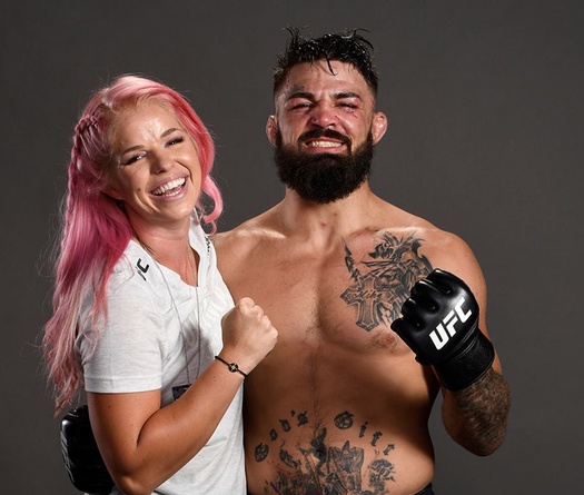 Kì lạ võ sĩ UFC từ chối huấn luyện viên, để bạn gái hỗ trợ góc đài