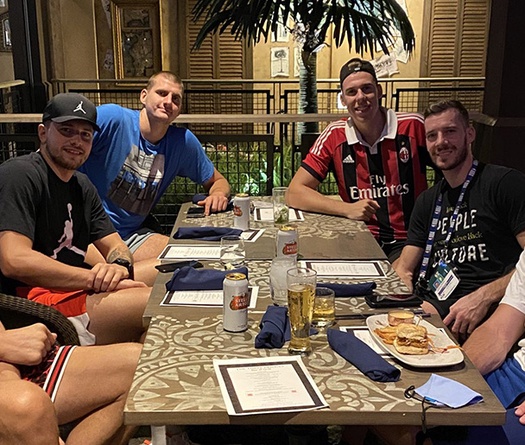 Hậu đình công NBA, Doncic cùng “team châu Âu” chill nhẹ bên trong khu cách ly