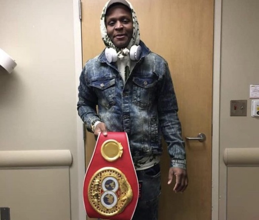 Thanh niên đeo đai vô địch giả đánh lừa hàng loạt phóng viên thế giới