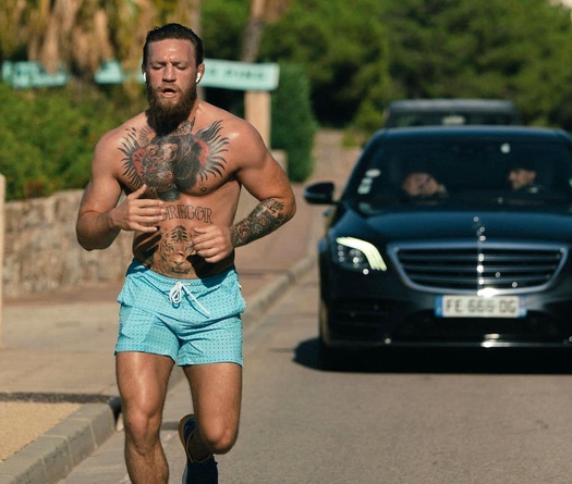 Dân mê chạy ngắm võ sĩ UFC Conor McGregor cởi trần khoe hình xăm, tập chạy leo dốc