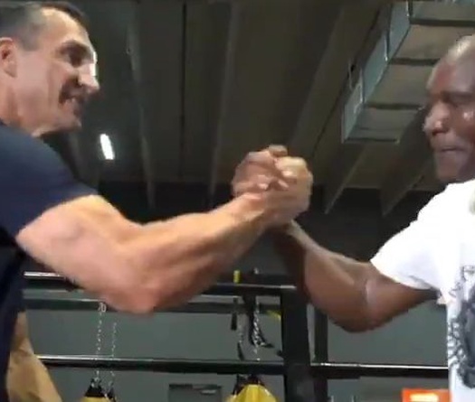 Evander Holyfield  luyện tập với Wladimir Klitschko để tái xuất