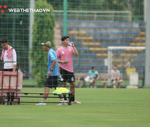 Không hội quân, Văn Hậu chăm chú quan sát U22 Việt Nam đấu tập