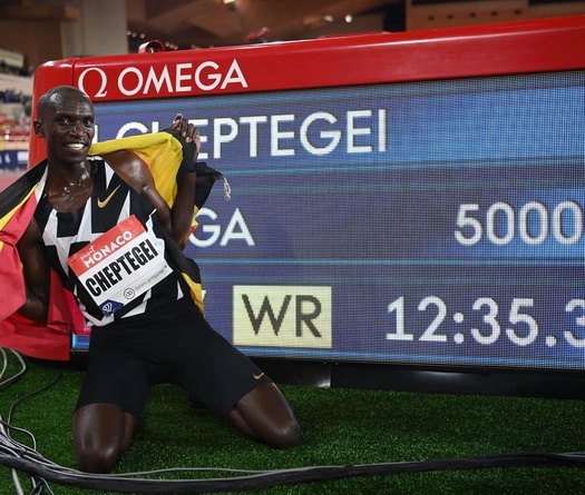 Joshua Cheptegei xô đổ kỷ lục thế giới chạy 5000m tồn tại 16 năm