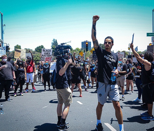 Stephen Curry cùng cầu thủ Warriors xuống đường, quỳ gối vì George Floyd