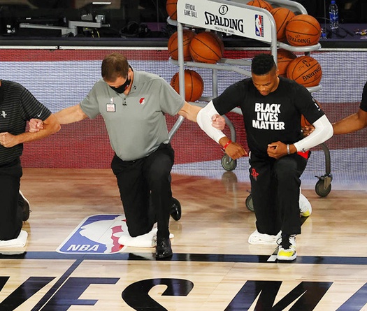 NBA và vòng Playoffs chịu ảnh hưởng nặng nề do... quá chính trị