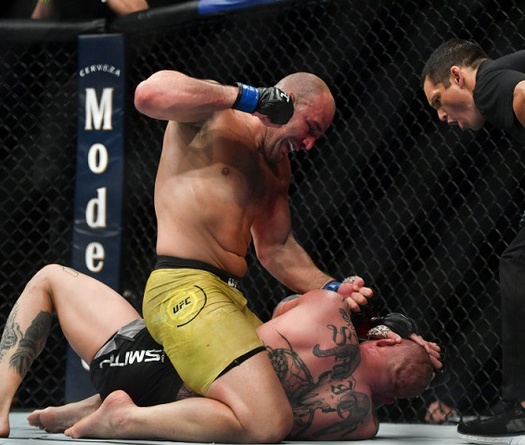 "Ông già" 40 tuổi Glover Teixeira xin lỗi "Sư tử trẻ" Anthony Smith giữa trận đấu vì ra đòn quá nặng