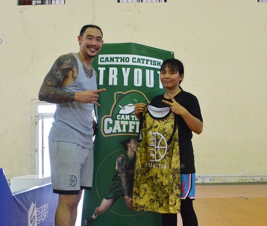 Tâm Đinh ấn tượng với nữ baller duy nhất vượt đường xa để Tryout Cantho Catfish